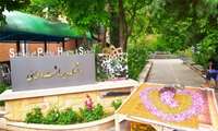 برگزاری جشنواره گل و گلاب همزمان با روز دختر در دانشکده بهداشت و ایمنی